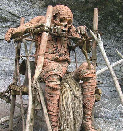 国外土著部落恐惧的熏尸殡葬典礼,如"谈虎色变",真吓人