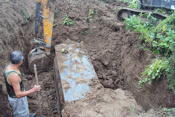 迁坟施工现场【遗骨安葬】迁坟有什么讲究?