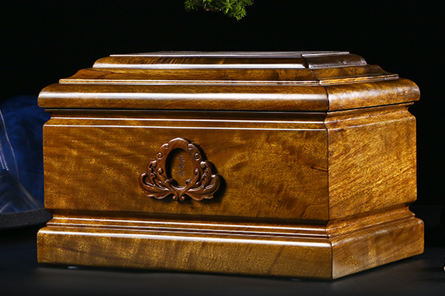 天顺祥金丝楠木骨灰盒侧面展示